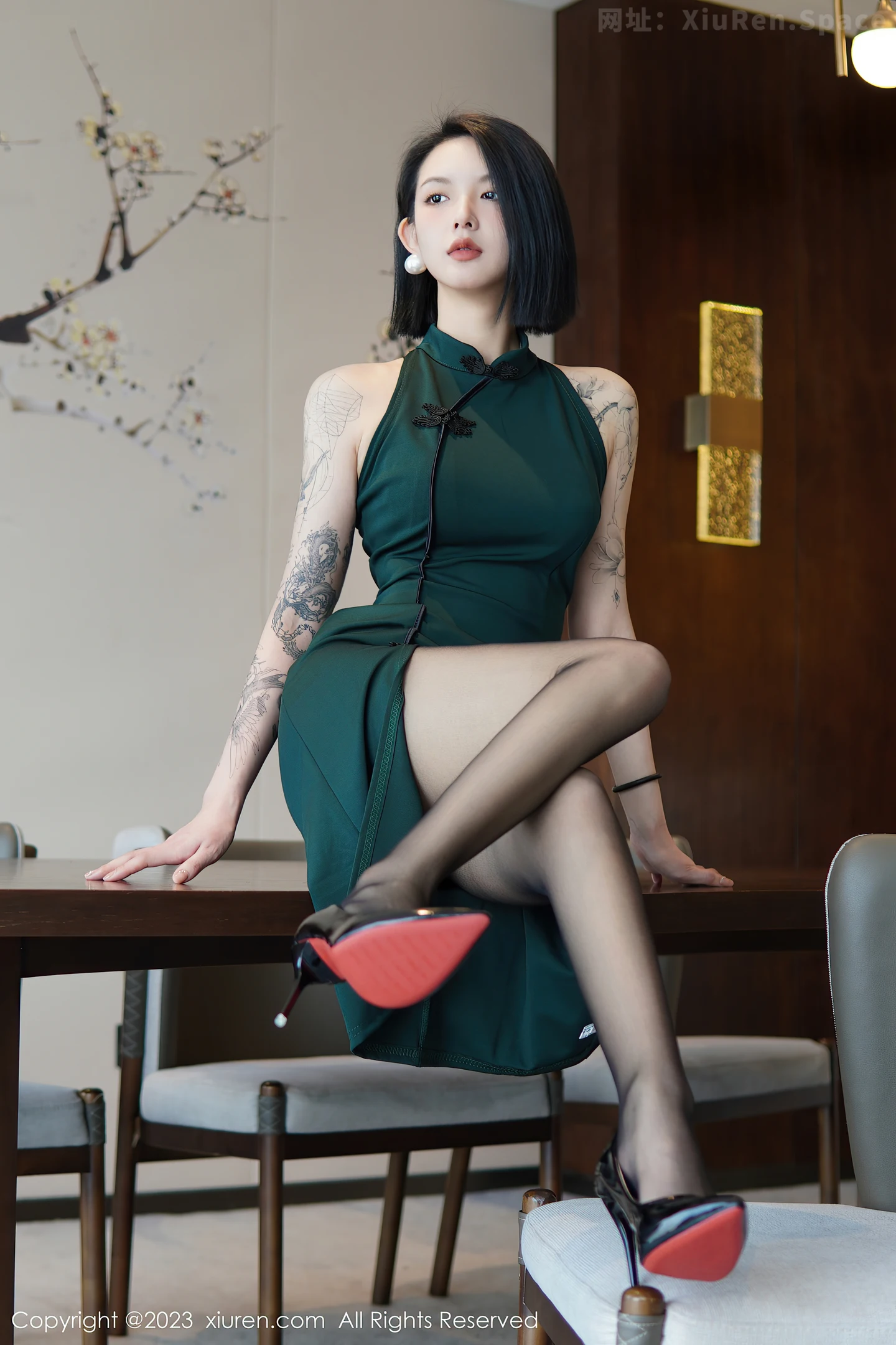 图片[5]-[XiuRen秀人网]2023.01.31 VOL.6195 媛媛酱belle 白色运动卫衣加灰色紧身瑜伽裤性感私房写真集-秀人网官方网站